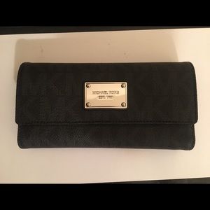 Michael Kors Jet Set Checkbook Wallet! ✈️💵